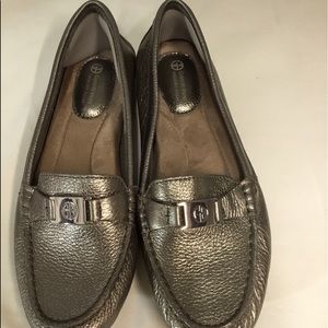 Round toe slip-on loafer flats